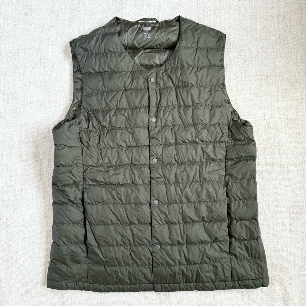 Men’s Uniqlo Ultra Light Down Jacket Vest Size Medium Warm Padded Green EUC